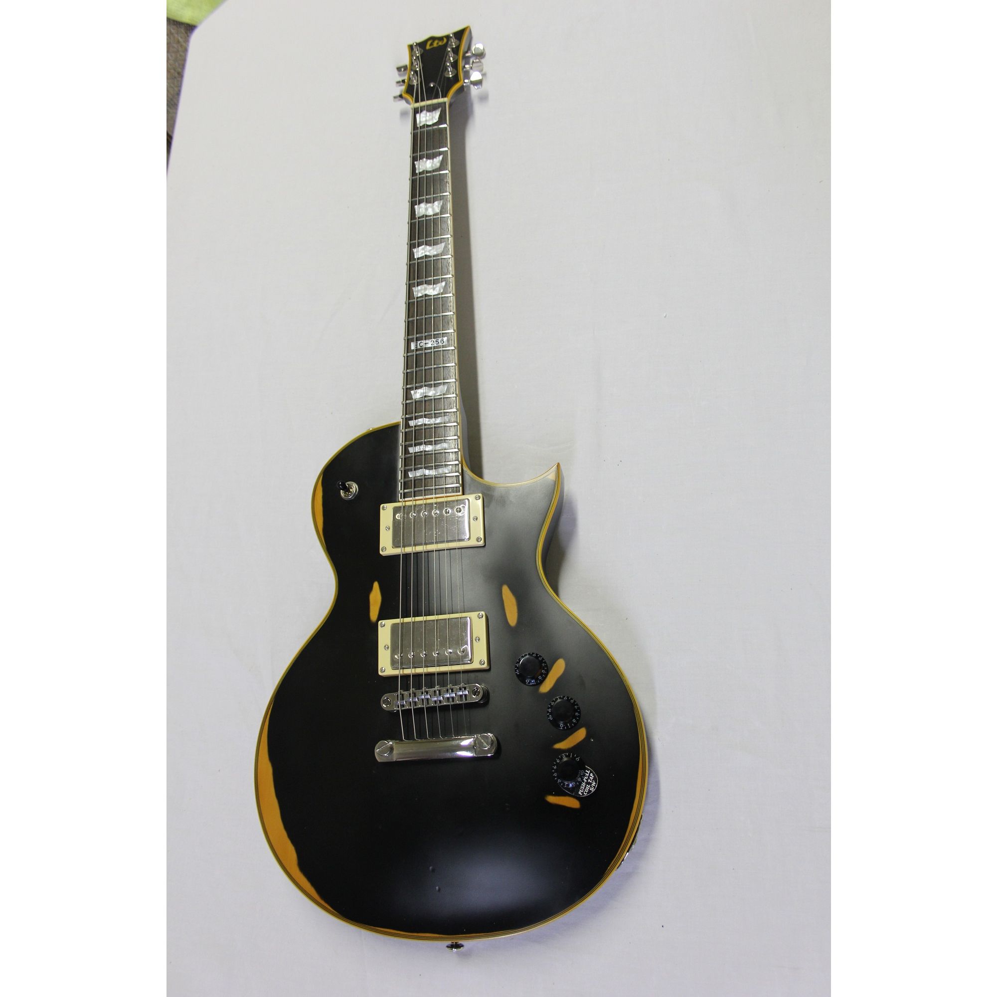 人気を誇る EC-256 LTD ESP Aged Electric Sample/Prototype Black Vintage ギター